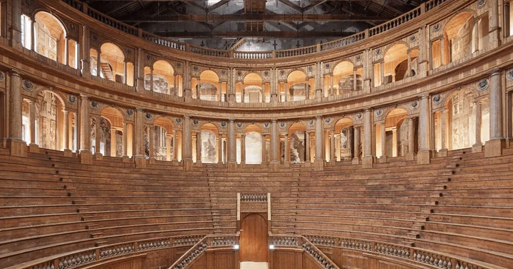 Das Teatro Farnese in Parma: ein riesiges Holztheater mit geschwungenen Sitzreihen unter zwei Ebenen von Arkadengalerien